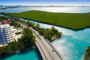 imagen de El Puente Calinda de Cancún: Historia, Importancia y Curiosidades